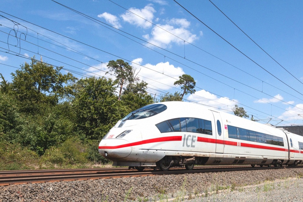 Hochgeschwindigkeitszug auf einer Neubaustrecke in Deutschland