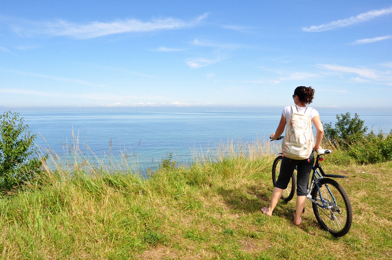 Radfahrer auf einem Küstenweg an der Ostsee