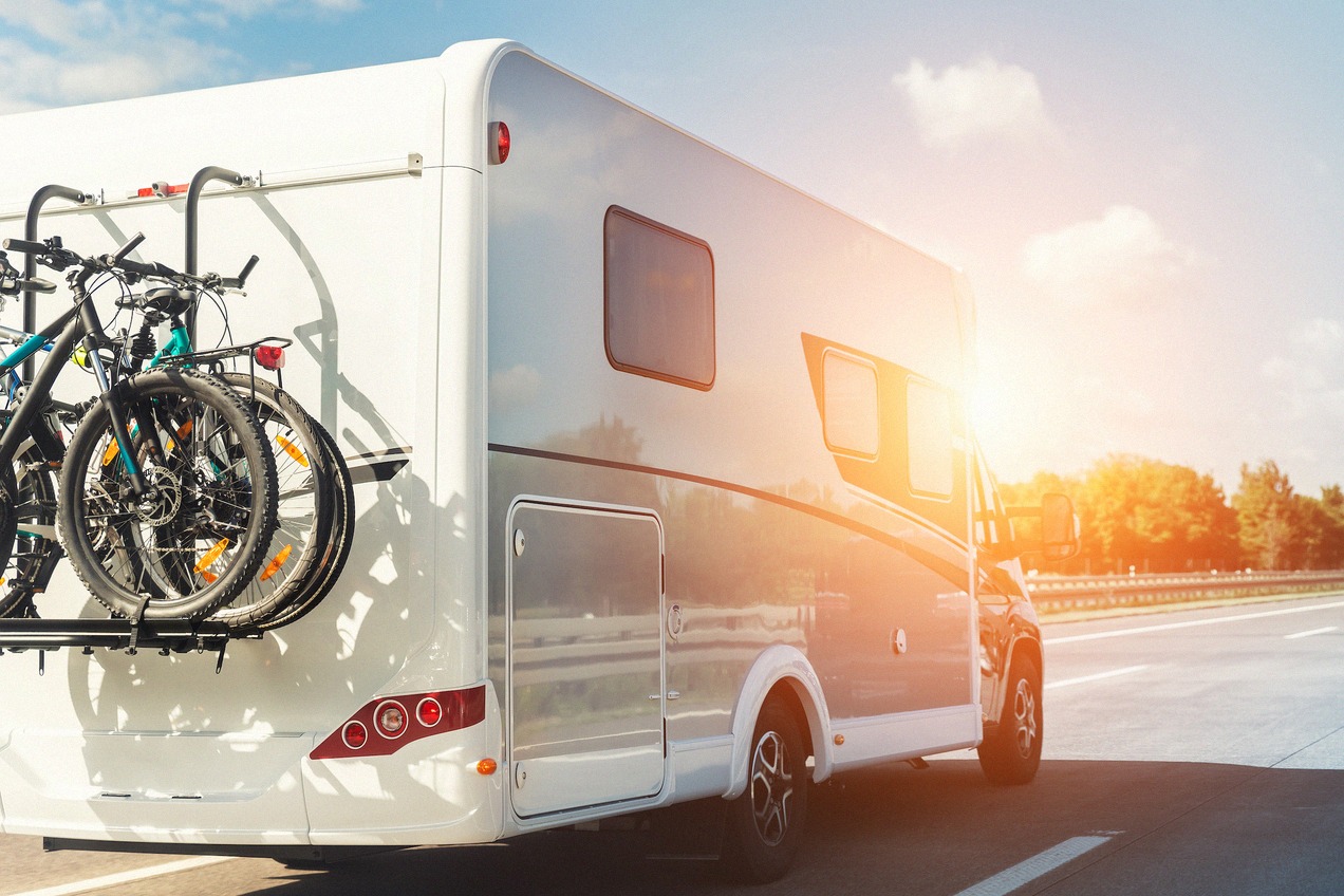 Wohnmobil auf einer Autobahn im Morgenlicht