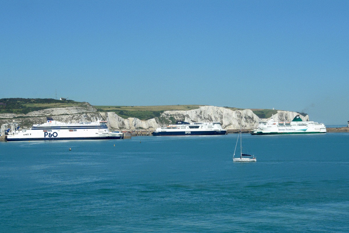 Die weißen Kreidefelsen von Dover über dem Ärmelkanal