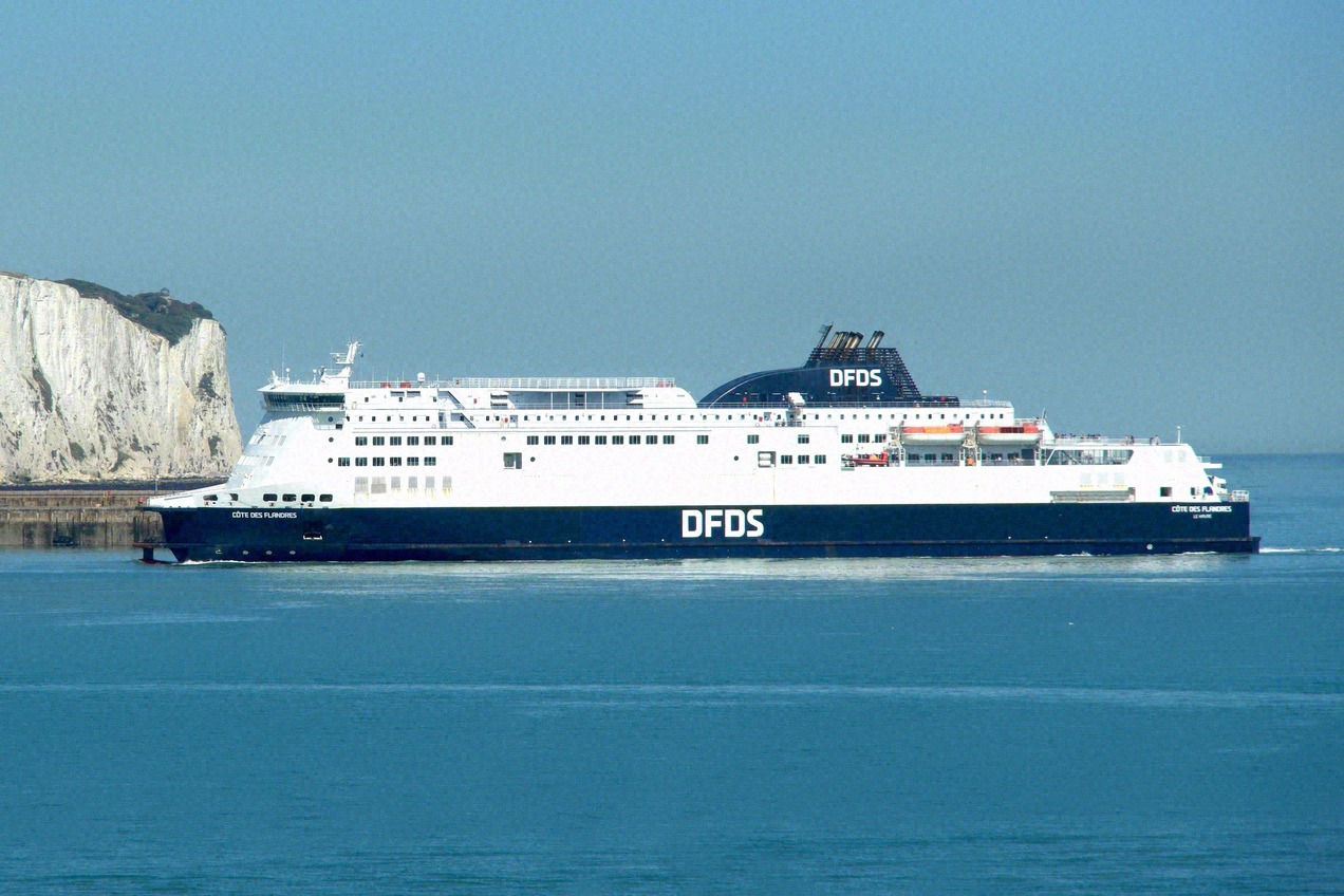 DFDS-Fähre vor den weißen Kreidefelsen von Dover