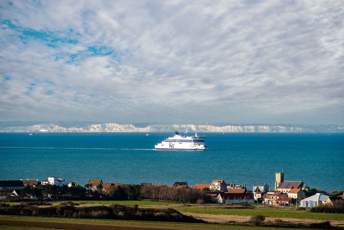 Fähre von P&O Ferries im Ärmelkanal vor den weißen Klippen von Dover