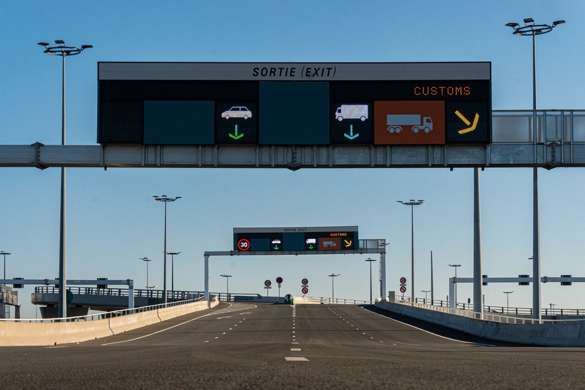 Ausfahrt mit Zollkontrolle am Fährhafen von Calais