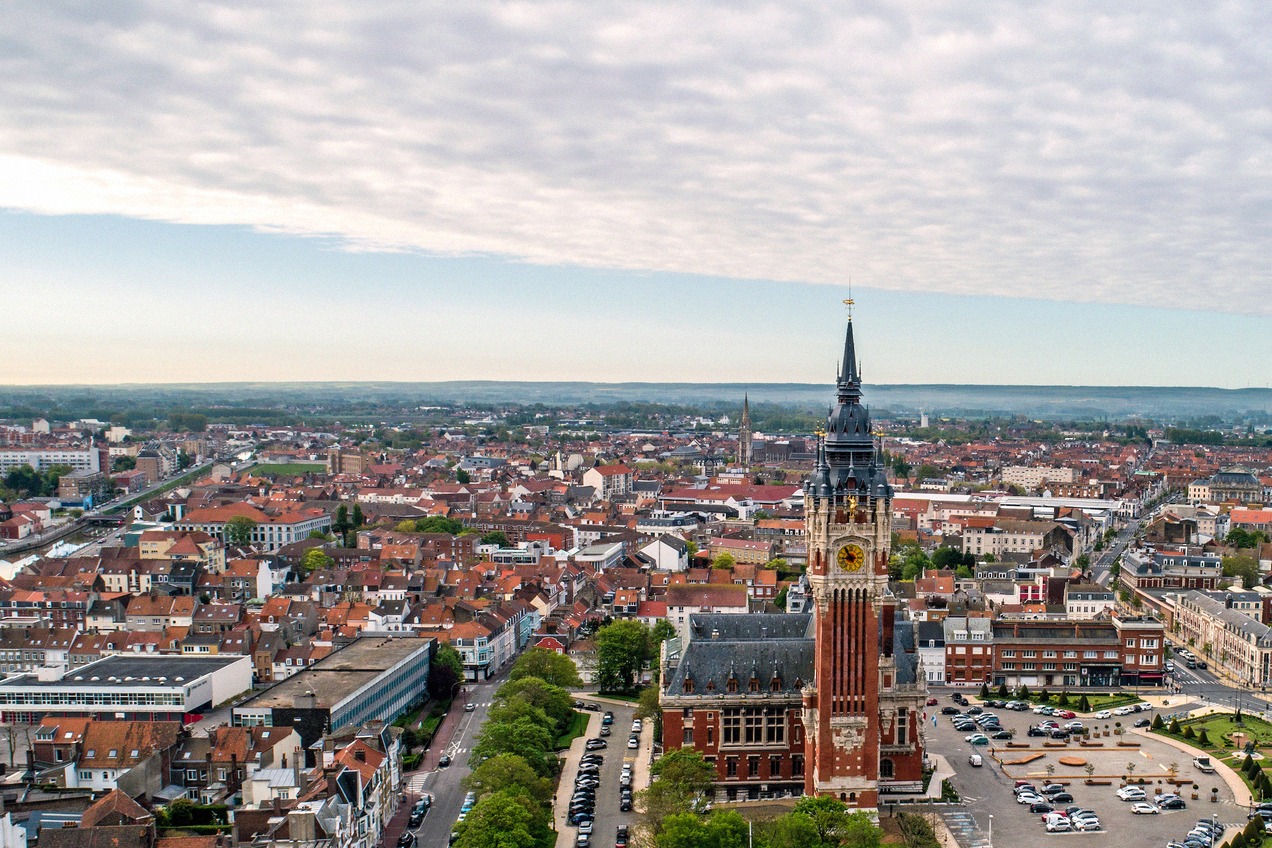 Rathaus von Calais mit dem Glockenturm im Sonnenlicht