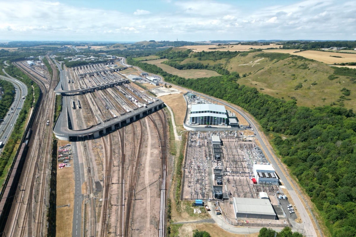 Blick in eine Tunnelröhre des Eurotunnels mit beleuchteten Schienen unter dem Ärmelkanal