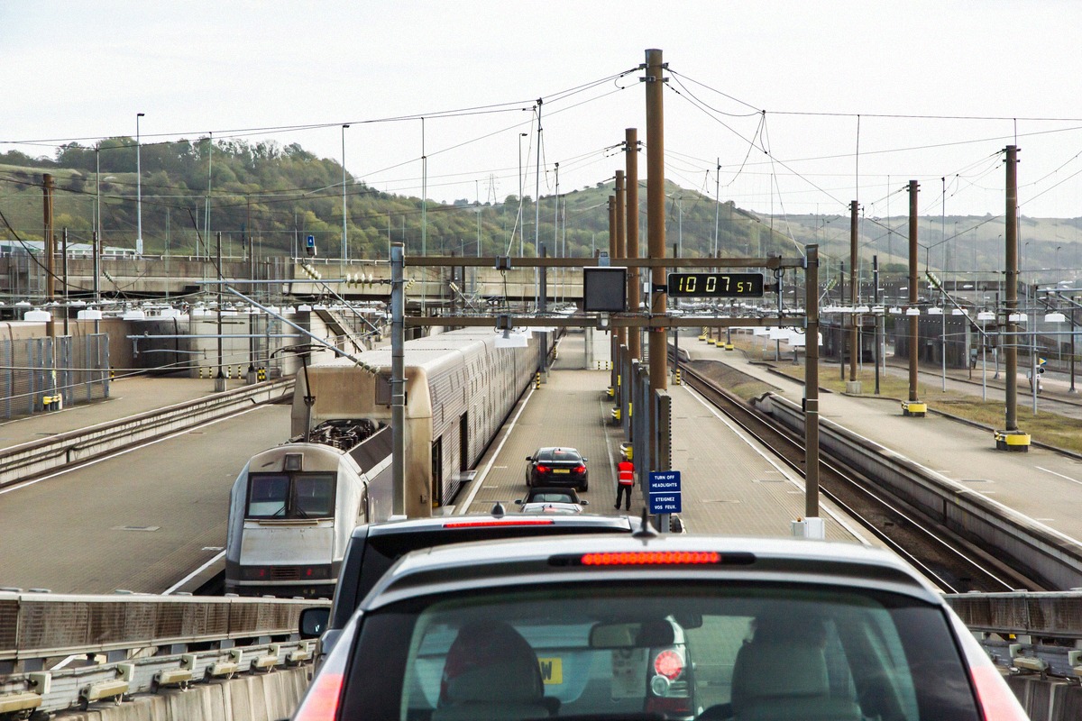 Autos warten am Eurotunnel-Terminal Folkestone auf die Verladung in den doppelstöckigen Shuttlezug