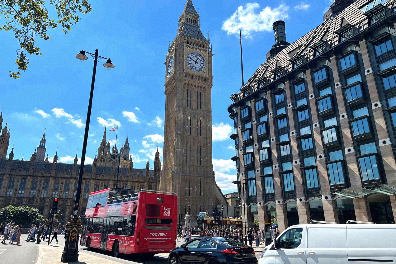 Straßenszene in London mit Big Ben im Hintergrund