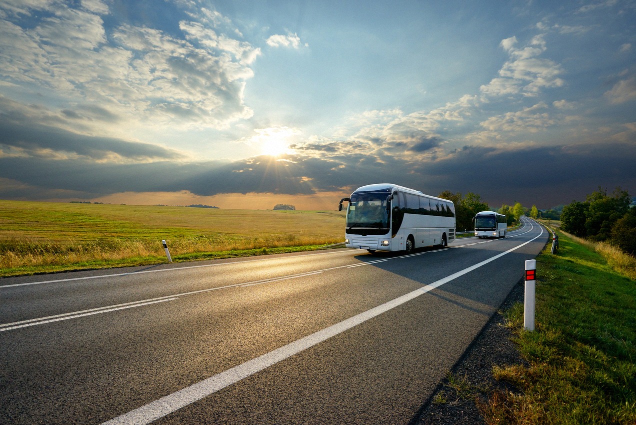 Fernbus auf einer Autobahn im Abendlicht